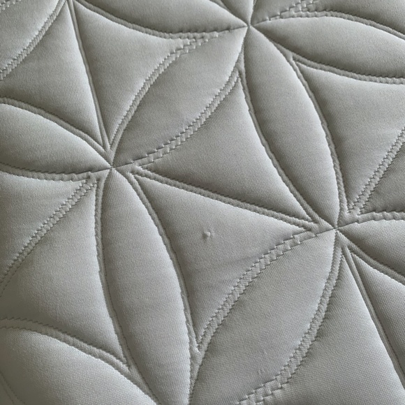 Tempur-pedic Queen sized Cloud Elite Mattress - Picture 4 of 6